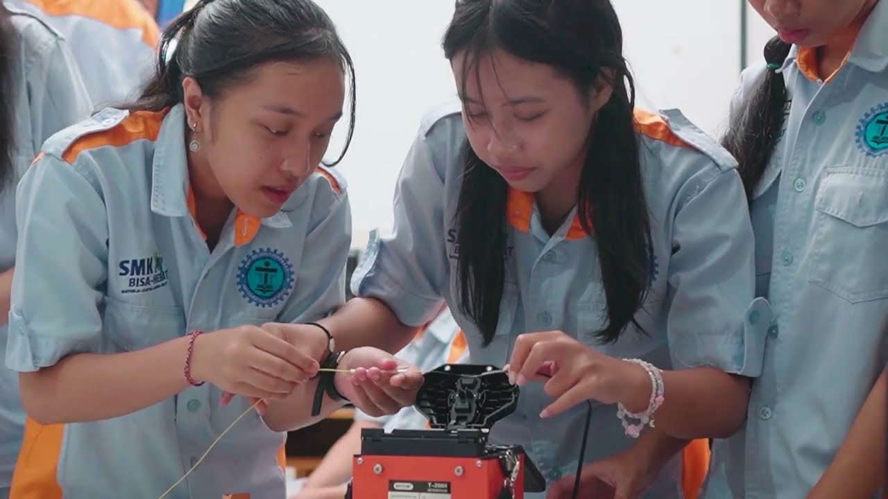 Praktik Splicing Fiber Optik Jurusan Teknik Komputer dan Jaringan (TKJ) SMKN 1 Denpasar
